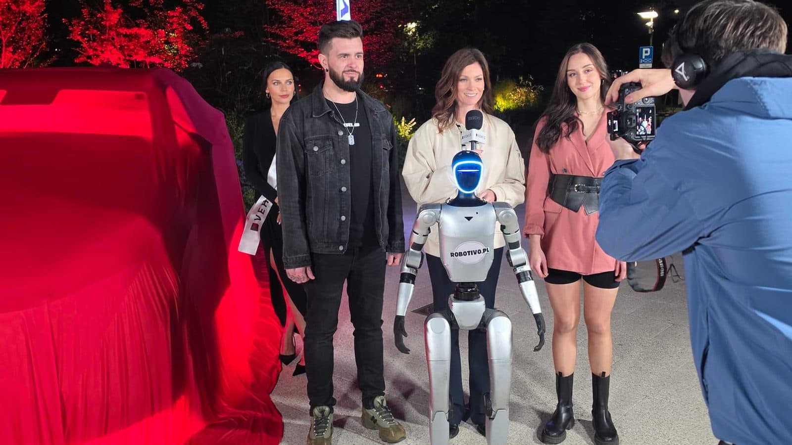 Robot humanoidalny z gośćmi wieczornego eventu Vehis i Kanału Zero