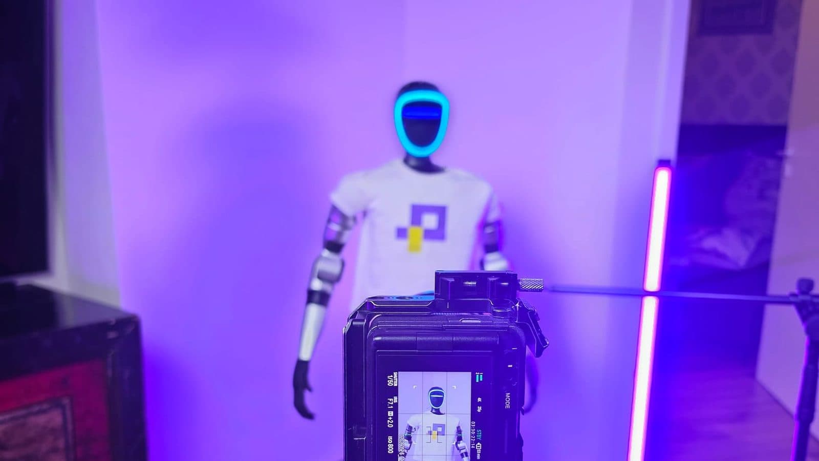 Robot Unitree G1 podczas sesji zdjęciowej w studiu