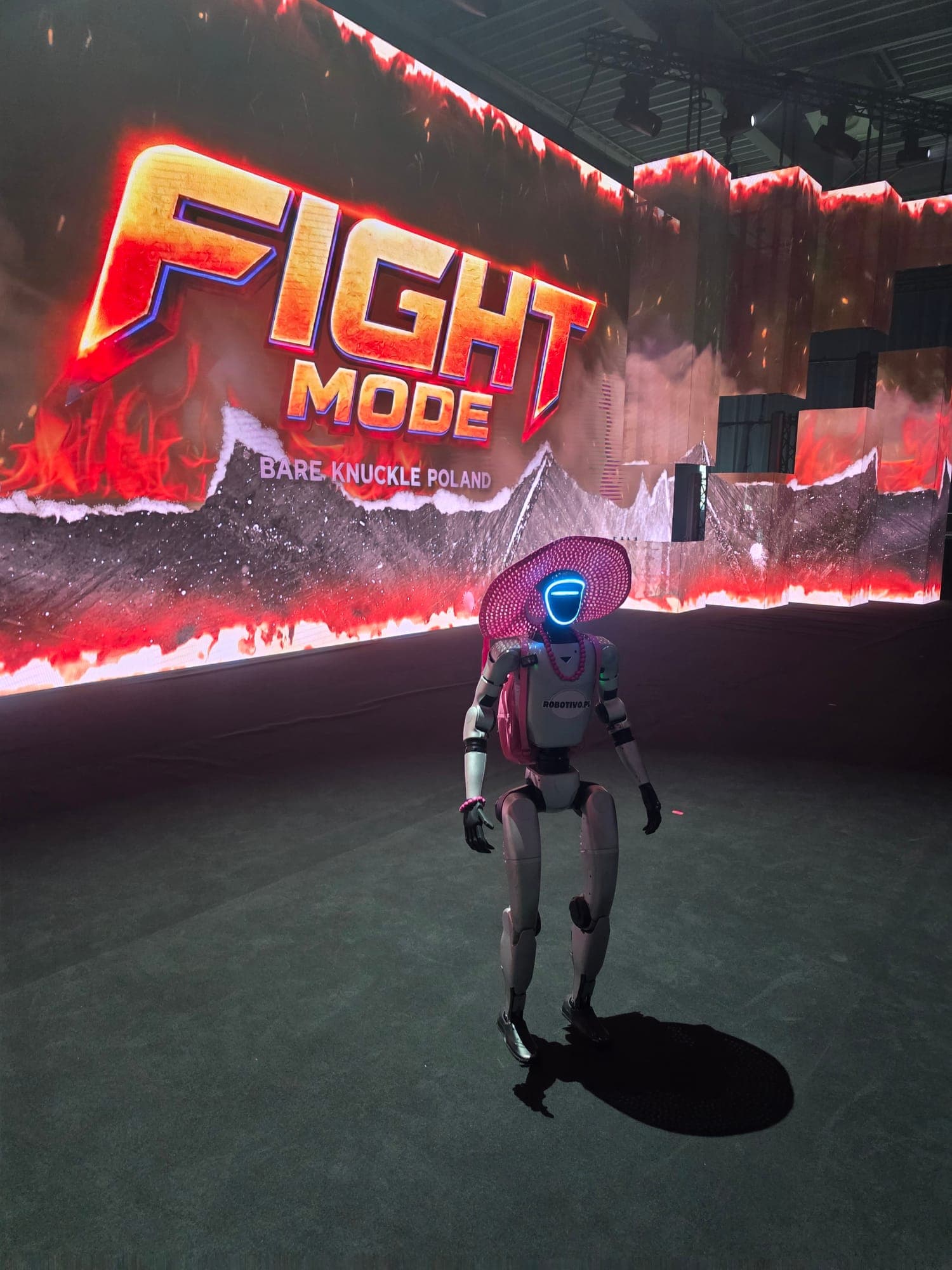 Fight Mode — Nowoczesna technologia pojawiła się na jednej z największych gal sportów walki. Robot stał się częścią widowiska i jedną z najchętniej fotografowanych atrakcji wydarzenia.