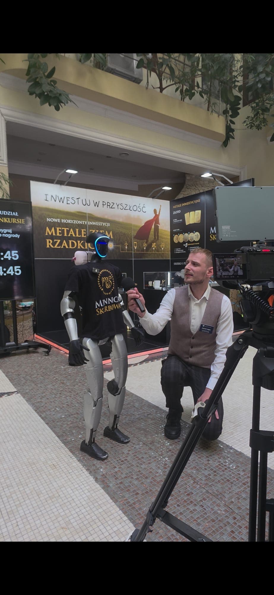 Konferencja WallStreet 30 — Sztuczna inteligencja spotkała się ze światem inwestycji. Robot prowadził rozmowy z uczestnikami i przyciągał uwagę mediów oraz gości wydarzenia.