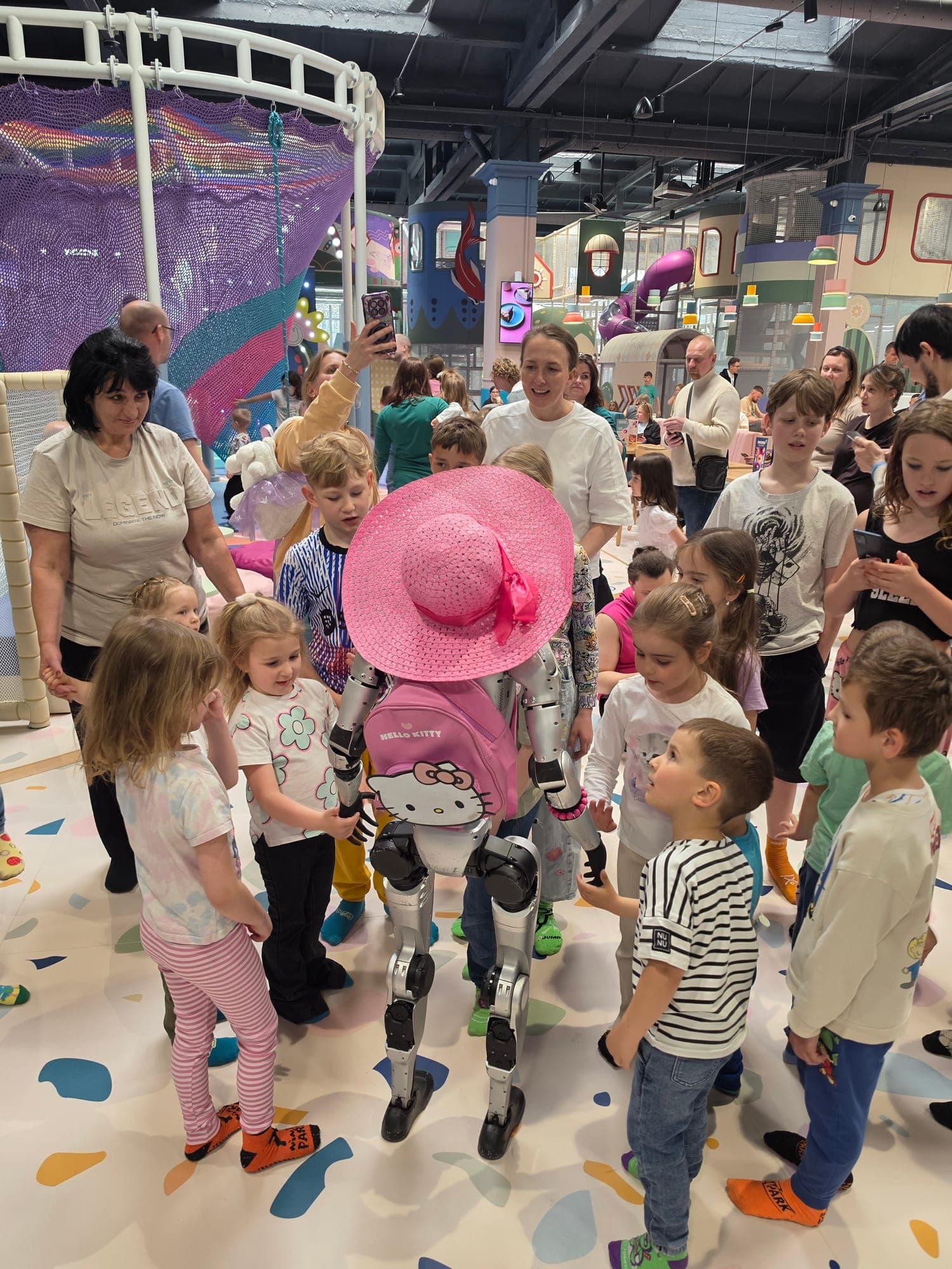 Papaja Park — Technologia, która zachwyca najmłodszych. Robot Grażynka stał się jedną z głównych atrakcji otwarcia parku zabaw dla najmłodszych.